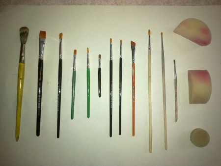 de penslar och svampar jag använder mest. platta och runda penslar i olika tjocklekar