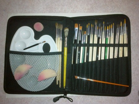 hela pensel och svampsortimentet+målarbricka i ett praktiskt målarskrin