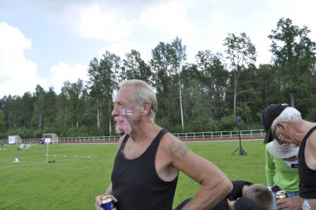 En av hårdingarna med rosafärgat skägg(syns tyvärr inte så bra på bilden) och den märkliga flaggan