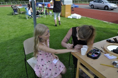 De två trevliga tjejerna Nicole (vänster) och Molly (höger) när de själva fick testa att måla