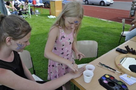 Nu är det istället Nicole som är konstnären. Mollys hand får en fin smiley