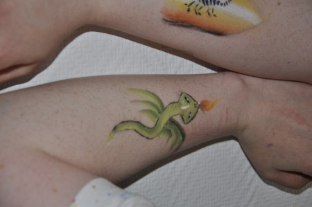 En orm som i tillfällig brist på annat att måla blev en drake. (Jag råkade också få en soltatuering där drakens siluett syns)