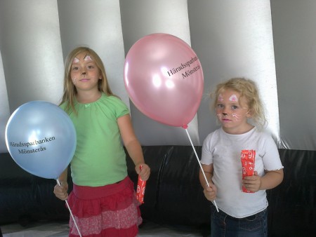 2 av de (som det kändes) tusentals barnen som blev målade