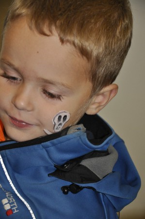 En tuff kille med en skräckinjagande döskalle