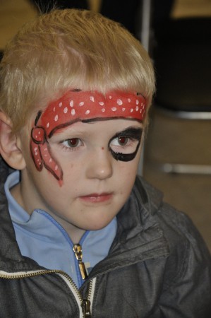 halvfärdig pirat. Vid det här laget var jag mycket trött och var nära att automatiskt måla en tigernos eftersom jag hade målat 2 tigrar innan