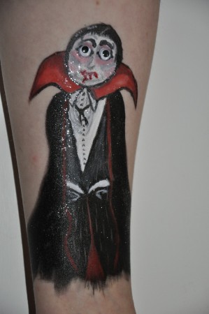 greve Dracula. Ögonen är fastklistrade med hudlim